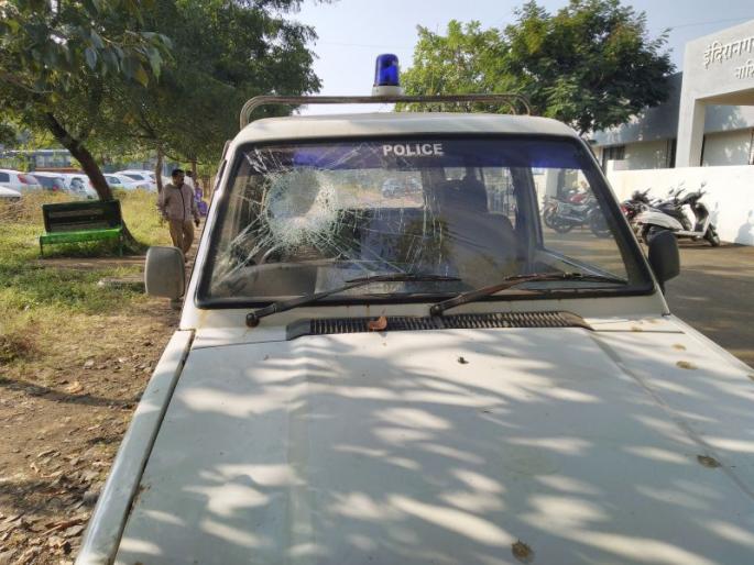 Indiranagar crime detection team stabbed by two-wheeler attackers | इंदिरानगर गुन्हे शोध पथकावर दुचाकीस्वार हल्लेखोरांकडून दगडफेक Indiranagar crime detection team stabbed by two-wheeler attackers | इंदिरानगर गुन्हे शोध पथकावर दुचाकीस्वार हल्लेखोरांकडून दगडफेक