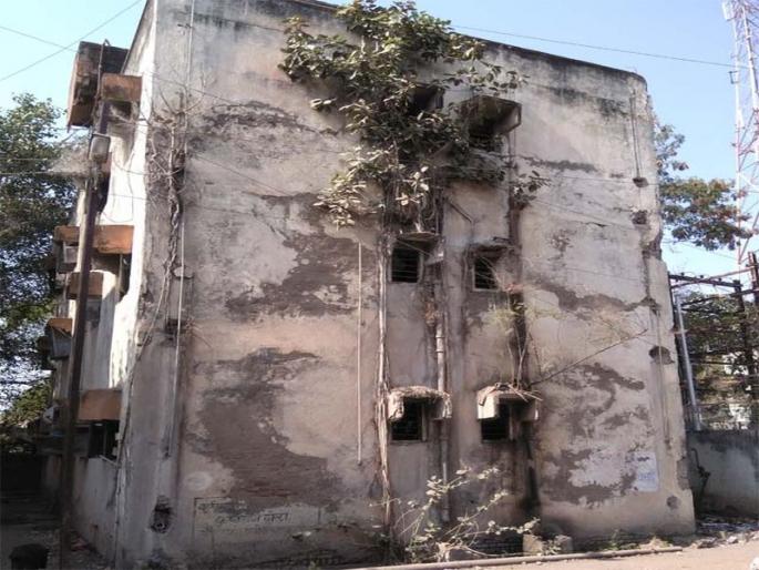Chichlabari police chawki's letters, doors, windows disappeared | चिचलाबारी पोलीस चौकीचे पत्रे, दरवाजे, खिडक्या गायब Chichlabari police chawki's letters, doors, windows disappeared | चिचलाबारी पोलीस चौकीचे पत्रे, दरवाजे, खिडक्या गायब