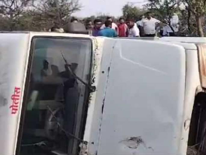 Two-wheeler collides with police jeep overturns in Sangli, three policemen injured along with two-wheeler | Sangli: दुचाकीस धडकून पोलिसांची जीप उलटली, दुचाकीस्वारासह तिघे पाेलिस जखमी Two-wheeler collides with police jeep overturns in Sangli, three policemen injured along with two-wheeler | Sangli: दुचाकीस धडकून पोलिसांची जीप उलटली, दुचाकीस्वारासह तिघे पाेलिस जखमी