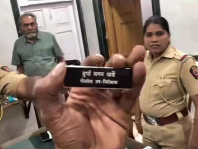 A clashes between a female officer and a complainant in the police station; The badge on the uniform was thrown at her, video goes viral | महिला पोलीस अधिकाऱ्याने वर्दीवरील बॅज फेकून मारला; Video व्हायरल, घटनेची दुसरी बाजू आली समोर A clashes between a female officer and a complainant in the police station; The badge on the uniform was thrown at her, video goes viral | महिला पोलीस अधिकाऱ्याने वर्दीवरील बॅज फेकून मारला; Video व्हायरल, घटनेची दुसरी बाजू आली समोर