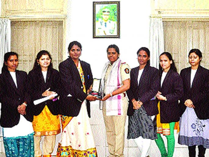 The daughter of the farmer got the 'Lokmant Vrashyakthi Gaurav' award to the Police Sub-Inspector, Swapnali Palande | शेतक-याची मुलगी झाली पोलीस उपनिरीक्षक, स्वप्नाली पलांडे यांना ‘लोकमत स्त्रीशक्ती गौरव’ पुरस्कार