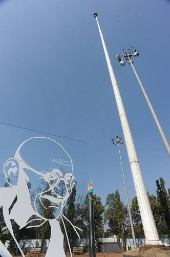 The rollercoaster of the highest altar flag in the state was broken | राष्ट्रध्वजाची रोलरचक्री तुटली, ध्वजस्तंभावर झेंडा नसल्याने पर्यटक नाराज The rollercoaster of the highest altar flag in the state was broken | राष्ट्रध्वजाची रोलरचक्री तुटली, ध्वजस्तंभावर झेंडा नसल्याने पर्यटक नाराज