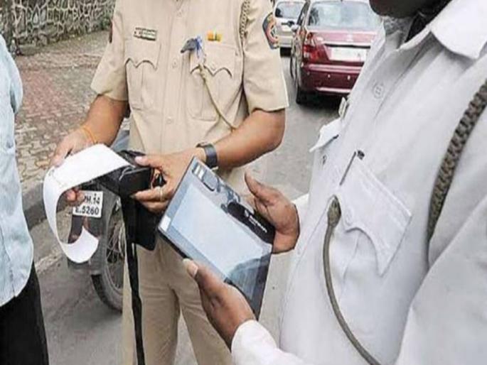Traffic warden beaten up for issuing a fine by police | पोलिसांनी दंड मारला म्हणून ट्रॅफिक वॉर्डनला मारहाण Traffic warden beaten up for issuing a fine by police | पोलिसांनी दंड मारला म्हणून ट्रॅफिक वॉर्डनला मारहाण