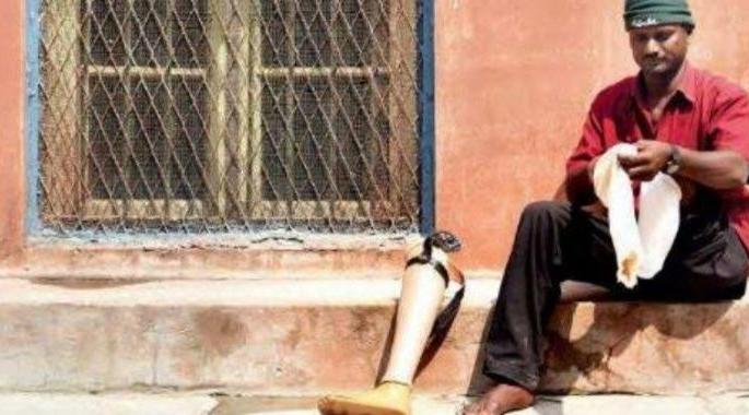 Breaking All Stereotypes Hyderabad Police Helps A Rescued Beggar By Gifting Him | खाकी वर्दीतील माणुसकी; अपंग भिकाऱ्याला बसवून दिला कृत्रिम पाय Breaking All Stereotypes Hyderabad Police Helps A Rescued Beggar By Gifting Him | खाकी वर्दीतील माणुसकी; अपंग भिकाऱ्याला बसवून दिला कृत्रिम पाय