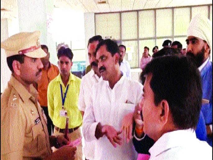 'No Entry' to BJP office bearers at Nanded Airport | नांदेड विमानतळावर भाजप पदाधिकाऱ्यांना ‘नो एन्ट्री’ 'No Entry' to BJP office bearers at Nanded Airport | नांदेड विमानतळावर भाजप पदाधिकाऱ्यांना ‘नो एन्ट्री’