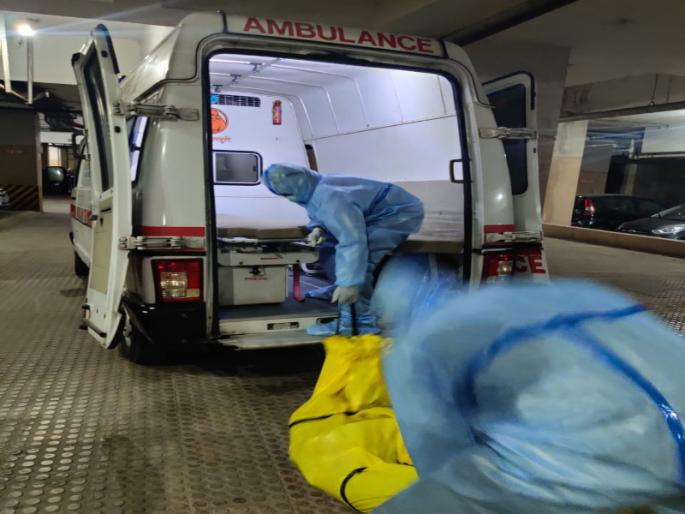 Municipal employees backed down from duty but the police moved forward | महापालिकेचे कर्मचारी 'कर्तव्या'पासून मागे हटले पण पोलीस पुढे सरसावले; मृतदेह उचलण्यास नकार Municipal employees backed down from duty but the police moved forward | महापालिकेचे कर्मचारी 'कर्तव्या'पासून मागे हटले पण पोलीस पुढे सरसावले; मृतदेह उचलण्यास नकार