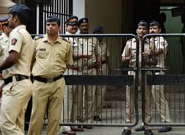 Strength in the police body, but in the chest! | पोलिसांच्या अंगात बळ, पण छातीत कळ!