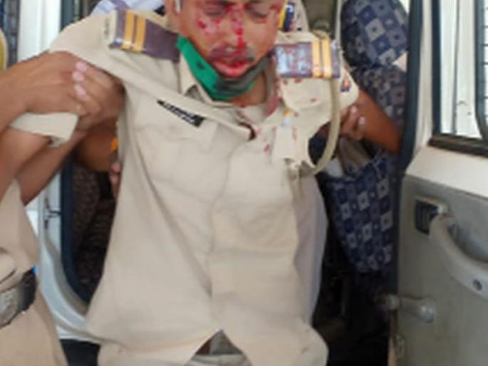 Serious crime against 27 people for throwing stones at police | पोलिसांवर दगडफेक करणाऱ्या २७ जणांवर गंभीर स्वरुपाचा गुन्हा Serious crime against 27 people for throwing stones at police | पोलिसांवर दगडफेक करणाऱ्या २७ जणांवर गंभीर स्वरुपाचा गुन्हा