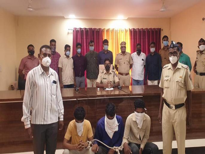 The gang that broke into the shop and snatched the grain was arrested, along with a jeep | दुकानं फोडून धान्य पळवणारी टोळी जेरबंद, धान्य आणि एका जीपसह 12 लाखांचा मुद्देमाल जप्त The gang that broke into the shop and snatched the grain was arrested, along with a jeep | दुकानं फोडून धान्य पळवणारी टोळी जेरबंद, धान्य आणि एका जीपसह 12 लाखांचा मुद्देमाल जप्त