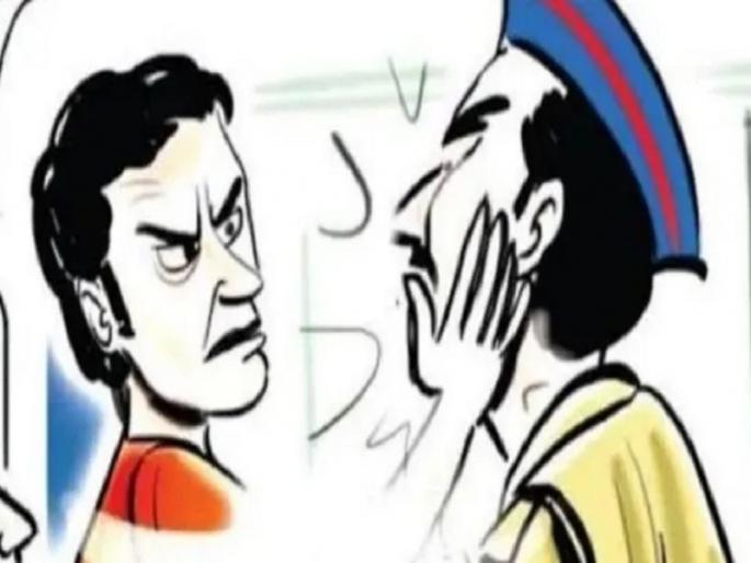 police asked pull over to driver grabbed psi collar | गाडी बाजूला घेण्यास सांगितल्याने भररस्त्यात पकडली 'पीएसआय'ची कॉलर police asked pull over to driver grabbed psi collar | गाडी बाजूला घेण्यास सांगितल्याने भररस्त्यात पकडली 'पीएसआय'ची कॉलर