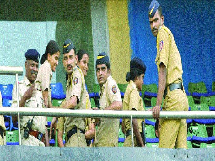 Satara: Violence of professionals has led to the encroachment campaign for three hours | सातारा : व्यावसायिकांच्या विरोधामुळे तीन तास अतिक्रमण मोहीम खोळबंली Satara: Violence of professionals has led to the encroachment campaign for three hours | सातारा : व्यावसायिकांच्या विरोधामुळे तीन तास अतिक्रमण मोहीम खोळबंली