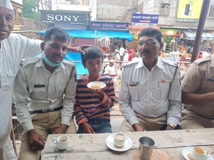 Police gave the child to Pandharpur escaped from home | घरातून पळून पंढरपूरला आलेल्या मुलासाठी पोलीस बनले माऊली! Police gave the child to Pandharpur escaped from home | घरातून पळून पंढरपूरला आलेल्या मुलासाठी पोलीस बनले माऊली!