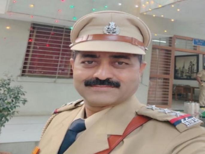 Police inspector commits suicide by hanging himself in Dhula, reason unclear | धुळ्यात पोलीस निरीक्षकाची गळफास घेऊन आत्महत्या, कारण अस्पष्ट Police inspector commits suicide by hanging himself in Dhula, reason unclear | धुळ्यात पोलीस निरीक्षकाची गळफास घेऊन आत्महत्या, कारण अस्पष्ट