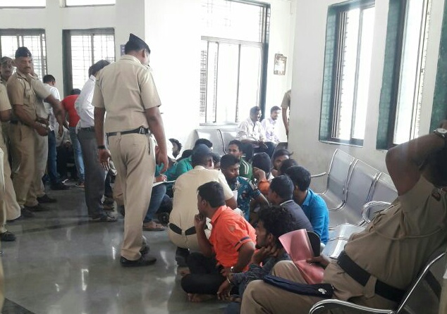 Police personnel detained for attacking the Superintendent of Police, till April 10 | पोलीस अधीक्षक कार्यालयावर हल्ला करणा-या २२ जणांना १० एप्रिलपर्यत पोलीस कोठडी Police personnel detained for attacking the Superintendent of Police, till April 10 | पोलीस अधीक्षक कार्यालयावर हल्ला करणा-या २२ जणांना १० एप्रिलपर्यत पोलीस कोठडी