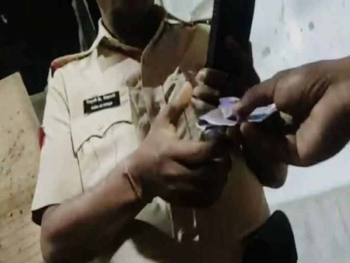 Those who come and go like this give a hundred rupees, give five hundred! Traffic police officers taking money | शंभर रूपये असेच येणारेजाणारे देतात, पाचशे दे ! वाहतूक पोलिस अधिकारी पैसे घेताना मोबाईल कॅमेरात कैद Those who come and go like this give a hundred rupees, give five hundred! Traffic police officers taking money | शंभर रूपये असेच येणारेजाणारे देतात, पाचशे दे ! वाहतूक पोलिस अधिकारी पैसे घेताना मोबाईल कॅमेरात कैद