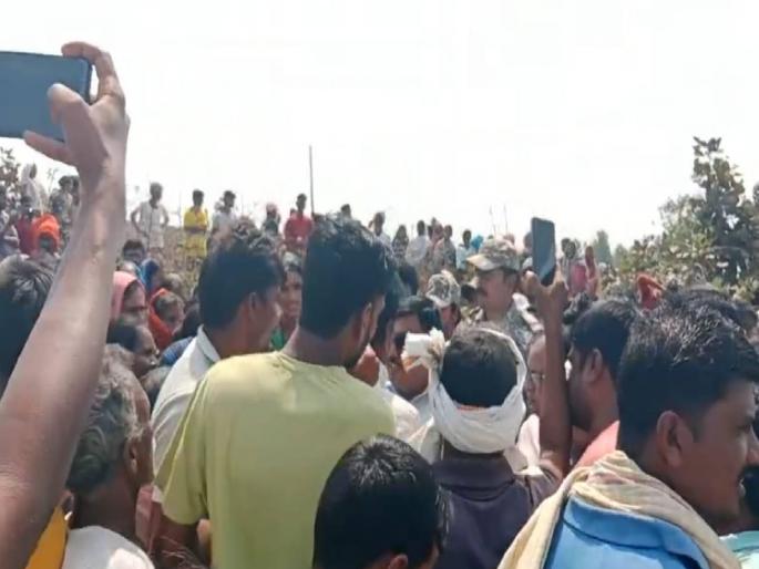 In Chamorshi taluka, land census failed again A large police presence | चामोर्शी तालुक्यात जमीन मोजणी पुन्हा बारगळली; पोलिसांचा मोठा बंदोबस्त  In Chamorshi taluka, land census failed again A large police presence | चामोर्शी तालुक्यात जमीन मोजणी पुन्हा बारगळली; पोलिसांचा मोठा बंदोबस्त