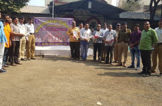 Police friends were greeted in Khamgaon | पोलिस मित्रांचा खामगावात सत्कार Police friends were greeted in Khamgaon | पोलिस मित्रांचा खामगावात सत्कार