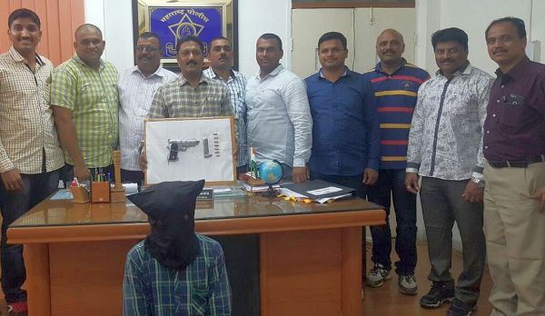 Police chase criminal film chase: Both arrested | पोलिसांकडून गुन्हेगाराचा सिनेस्टाईल पाठलाग : दोघांना अटक