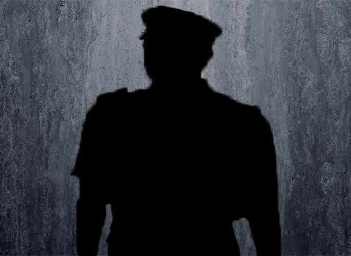 Society's seal broken for policeman; Violating the law endangers the lives of the residents | पोलीसपुत्रासाठी तोडले सोसायटीचे सील; कायद्याची पायमल्ली करत रहिवाशांचे जीव धोक्यात Society's seal broken for policeman; Violating the law endangers the lives of the residents | पोलीसपुत्रासाठी तोडले सोसायटीचे सील; कायद्याची पायमल्ली करत रहिवाशांचे जीव धोक्यात