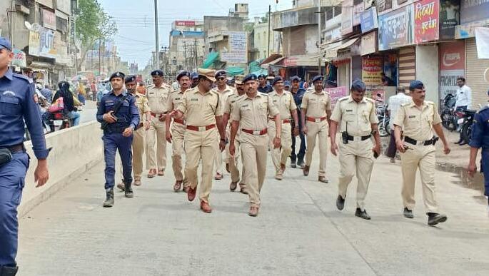 Root of two thousand police; Big convoy of vehicles | दोन हजारांवर पोलिसांचा रूट मार्च; वाहनांचाही मोठा ताफा Root of two thousand police; Big convoy of vehicles | दोन हजारांवर पोलिसांचा रूट मार्च; वाहनांचाही मोठा ताफा