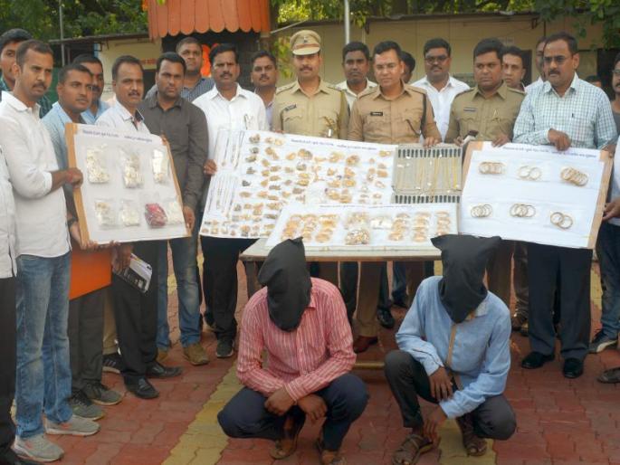 Busted 10-kg gold jewelery stolen in just 24 hours | तीन कोटी १६ लाख ५० हजार रुपये किमतीच्या १० किलो सोन्याच्या दागिन्यांच्या धाडसी चोरीचा अवघ्या २४ तासांत पर्दाफाश Busted 10-kg gold jewelery stolen in just 24 hours | तीन कोटी १६ लाख ५० हजार रुपये किमतीच्या १० किलो सोन्याच्या दागिन्यांच्या धाडसी चोरीचा अवघ्या २४ तासांत पर्दाफाश