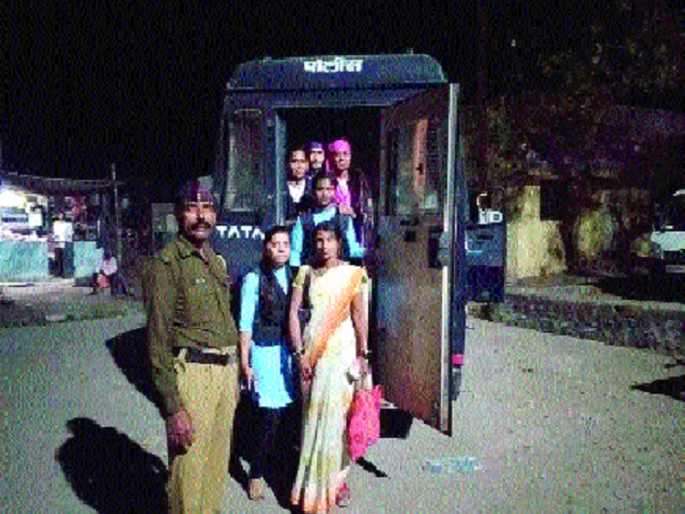 See what the Tasgaon police did to those 'college girls' at night | ' त्या' महाविद्यालयीन युवतींना तासगाव पोलिसांनी रात्रीच्यावेळी काय केले पहा