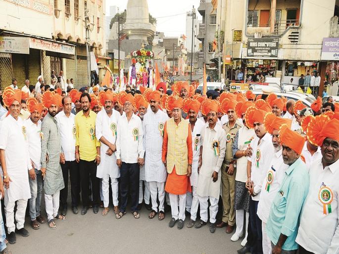 politicians teases eachother on background of Lok Sabha elections | मिरवणुकीआधी लोकसभा निवडणुकीच्या पार्श्वभूमीवर रंगली शाब्दिक कोट्यांची चढाओढ politicians teases eachother on background of Lok Sabha elections | मिरवणुकीआधी लोकसभा निवडणुकीच्या पार्श्वभूमीवर रंगली शाब्दिक कोट्यांची चढाओढ