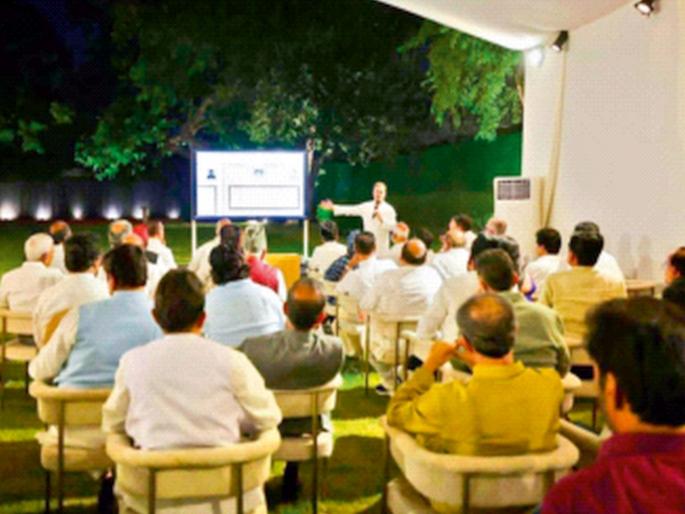 Uddhav Thackeray in the last row at India Alliance meeting; Shinde Sena protests, BJP criticizes | इंडिया आघाडीच्या बैठकीत उद्धव ठाकरे शेवटच्या रांगेत; शिंदेसेनेचे आंदोलन, तर भाजपची टीका Uddhav Thackeray in the last row at India Alliance meeting; Shinde Sena protests, BJP criticizes | इंडिया आघाडीच्या बैठकीत उद्धव ठाकरे शेवटच्या रांगेत; शिंदेसेनेचे आंदोलन, तर भाजपची टीका