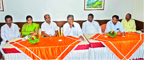 Shameika Ammal's attendance at BJP meeting: I should not complain about 'Matoshree' - Guardian Minister | भाजपच्या बैठकीमध्ये शौमिका-अमलची हजेरी-: ‘मातोश्री’वर माझी तक्रार जाता कामा नये - पालकमंत्री Shameika Ammal's attendance at BJP meeting: I should not complain about 'Matoshree' - Guardian Minister | भाजपच्या बैठकीमध्ये शौमिका-अमलची हजेरी-: ‘मातोश्री’वर माझी तक्रार जाता कामा नये - पालकमंत्री