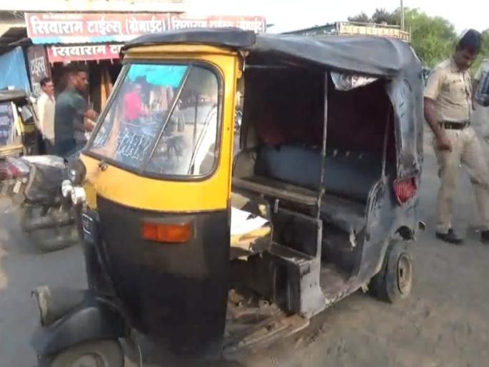 Bomb blast; Two passengers were rescued, including an autorikshaw | गावठी बनावटी बॉम्बचा स्फोट; ऑटोचालकासह दोन प्रवासी बचावले Bomb blast; Two passengers were rescued, including an autorikshaw | गावठी बनावटी बॉम्बचा स्फोट; ऑटोचालकासह दोन प्रवासी बचावले