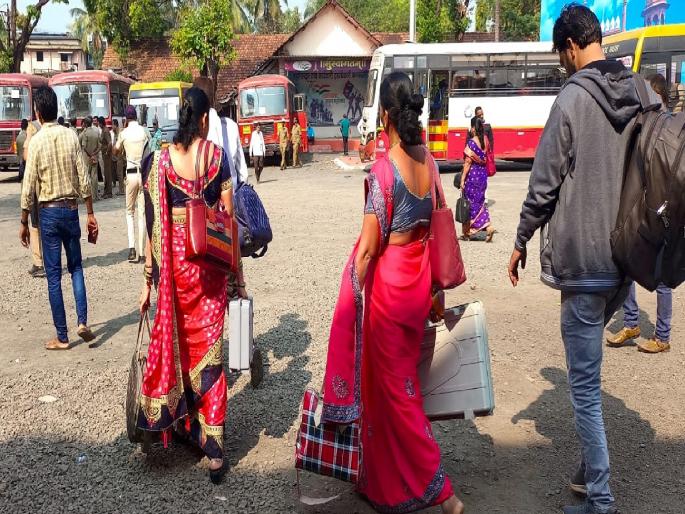 Materials including voting machines sent to polling stations, polling tomorrow for 52 gram panchayats in Kankavali taluka | मतदान यंत्रासहित साहित्य मतदान केंद्रांवर रवाना, कणकवली तालुक्यातील ५२ ग्रामपंचायतींसाठी उद्या मतदान Materials including voting machines sent to polling stations, polling tomorrow for 52 gram panchayats in Kankavali taluka | मतदान यंत्रासहित साहित्य मतदान केंद्रांवर रवाना, कणकवली तालुक्यातील ५२ ग्रामपंचायतींसाठी उद्या मतदान