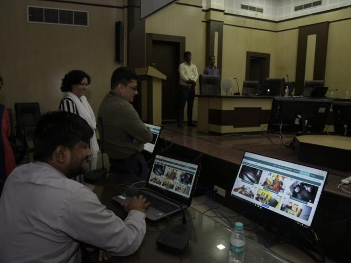 Instruction from the Bachat Bhavan to polling officers: Live look at the voting process | बचत भवनातून केंद्राध्यक्षांना सूचना : मतदान प्रक्रियेवर होती लाईव्ह नजर