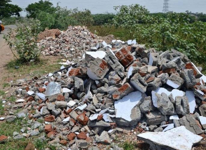 Pollutant debris goes into the soil without processing | प्रदूषणकारी मलबा प्रक्रियेविनाच जातो जमिनीत Pollutant debris goes into the soil without processing | प्रदूषणकारी मलबा प्रक्रियेविनाच जातो जमिनीत