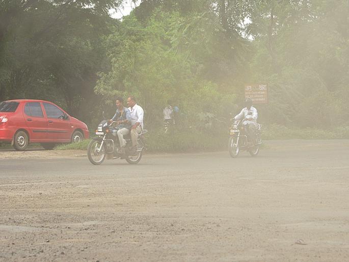 Here breathtaking is hard ! Pollution increased due to garbage and vehicles in Aurangabad city | येथे गुदमरतोय श्वास ! कचरा, वाहनांमुळे औरंगाबाद शहराला प्रदूषणाचा विळखा Here breathtaking is hard ! Pollution increased due to garbage and vehicles in Aurangabad city | येथे गुदमरतोय श्वास ! कचरा, वाहनांमुळे औरंगाबाद शहराला प्रदूषणाचा विळखा