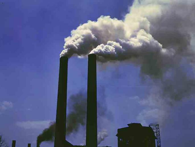 Pollution threatens the health of citizens, paints drains in industrial areas | प्रदूषणामुळे नागरिकांचे आरोग्य धोक्यात, औद्योगिक क्षेत्रातील नाले रंगीत Pollution threatens the health of citizens, paints drains in industrial areas | प्रदूषणामुळे नागरिकांचे आरोग्य धोक्यात, औद्योगिक क्षेत्रातील नाले रंगीत