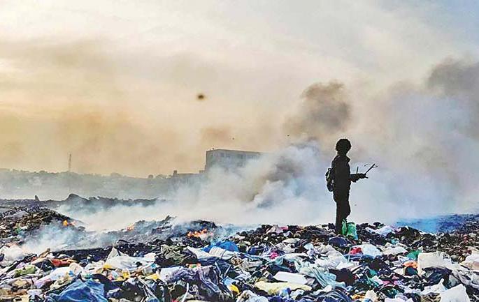 serious consequences due to pollution on fertility sperm count Human penises are shrinking because of pollution warns scientist | सावधान... प्रजनन क्षमता, स्पर्म काउंटवर प्रदूषणामुळे गंभीर परिणाम; अभ्यासातून चिंताजनक माहिती serious consequences due to pollution on fertility sperm count Human penises are shrinking because of pollution warns scientist | सावधान... प्रजनन क्षमता, स्पर्म काउंटवर प्रदूषणामुळे गंभीर परिणाम; अभ्यासातून चिंताजनक माहिती