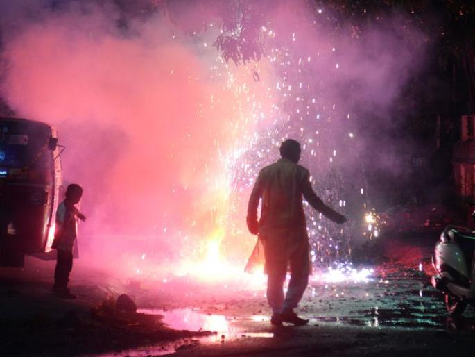 Nagpur has become polluted by the pollution of fireworks | फटाक्यांच्या प्रदूषणाने नागपूरचे वातावरण झाले प्रदूषित Nagpur has become polluted by the pollution of fireworks | फटाक्यांच्या प्रदूषणाने नागपूरचे वातावरण झाले प्रदूषित