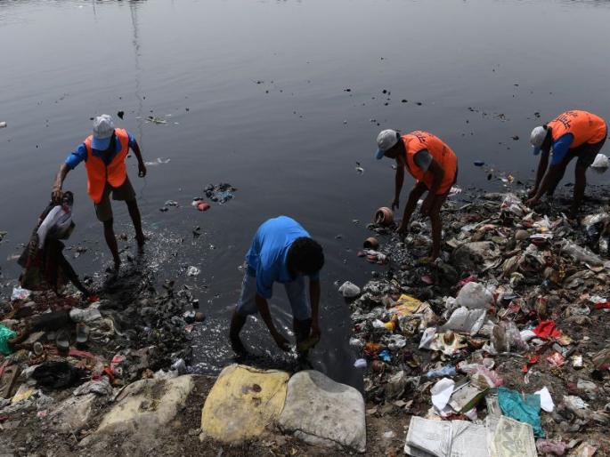 Chemicals of industrialized water in the river Nasardi in Nashik | नाशिकच्या नासर्डी नदीत उद्योगांचे रसायनमिश्रित पाणी Chemicals of industrialized water in the river Nasardi in Nashik | नाशिकच्या नासर्डी नदीत उद्योगांचे रसायनमिश्रित पाणी