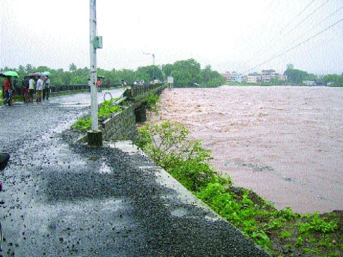 Negligence of Palghar municipal power plants | विजेच्या घातक खांबांकडे पालघर पालिकेचे दुर्लक्ष Negligence of Palghar municipal power plants | विजेच्या घातक खांबांकडे पालघर पालिकेचे दुर्लक्ष