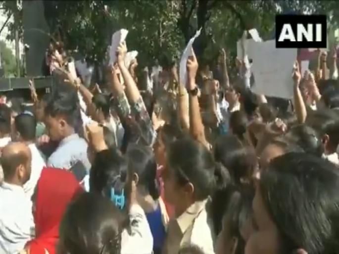 Delhi police-lawyer dispute sparks controversy; Police march down the street to protest | दिल्लीतील पोलीस- वकील वाद शिगेला; पोलिसांनी रस्त्यावर उतरुन केला निषेध Delhi police-lawyer dispute sparks controversy; Police march down the street to protest | दिल्लीतील पोलीस- वकील वाद शिगेला; पोलिसांनी रस्त्यावर उतरुन केला निषेध