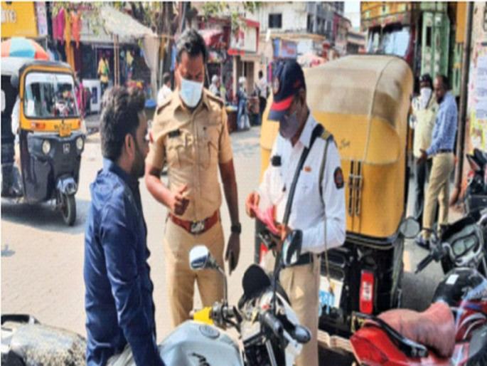 Violation of corona rules, order of use of masks | कोरोना नियम, मास्क वापराच्या आदेशाचे उल्लंघन; नागरिकांमध्ये वाढतेय बेफिकिरी Violation of corona rules, order of use of masks | कोरोना नियम, मास्क वापराच्या आदेशाचे उल्लंघन; नागरिकांमध्ये वाढतेय बेफिकिरी