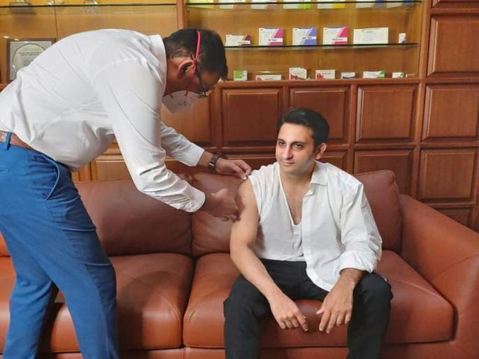 The vaccine was injected by Adar Poonawala of 'Siram'; The message given to the country that 'Covishield' is safe | 'सिरम'च्या अदर पूनावाला यांनी टोचून घेतली लस; 'कोविशिल्ड' सुरक्षित असल्याचा देशाला दिला संदेश The vaccine was injected by Adar Poonawala of 'Siram'; The message given to the country that 'Covishield' is safe | 'सिरम'च्या अदर पूनावाला यांनी टोचून घेतली लस; 'कोविशिल्ड' सुरक्षित असल्याचा देशाला दिला संदेश