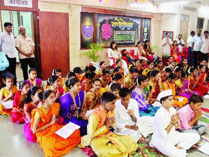 Students are grappling with the teachings of Purohit ..! | विद्यार्थिनी गिरवत आहेत पौरोहित्याचे धडे..! Students are grappling with the teachings of Purohit ..! | विद्यार्थिनी गिरवत आहेत पौरोहित्याचे धडे..!