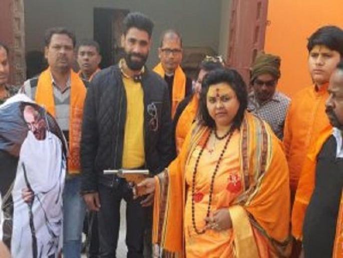 Hindu Mahasabha's Pooja Pandey, husband arrested for recreating Mahatma Gandhi’s assassination | महात्मा गांधींच्या प्रतिमेवर गोळ्या झाडणाऱ्या पूजा पांडेला अटक Hindu Mahasabha's Pooja Pandey, husband arrested for recreating Mahatma Gandhi’s assassination | महात्मा गांधींच्या प्रतिमेवर गोळ्या झाडणाऱ्या पूजा पांडेला अटक