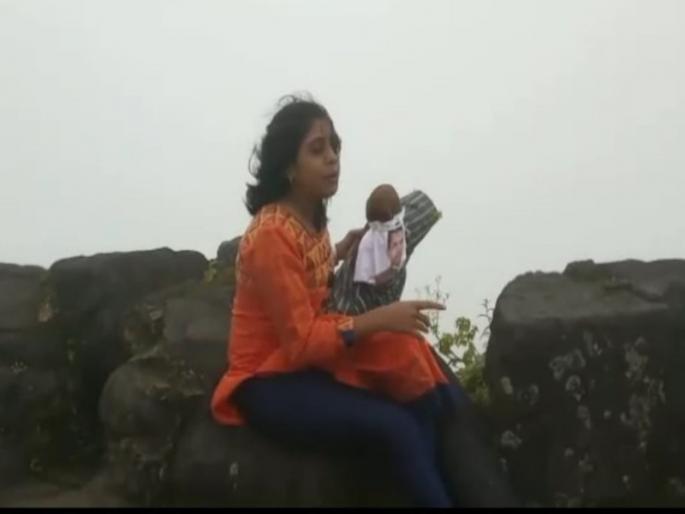 young woman show strong protest against Chief Minister Devendra Fadnavis; Video viral | ... म्हणून तरुणीने केला मुख्यमंत्र्यांच्या पुतळ्याचा कडेलोट ; व्हिडीओ व्हायरल young woman show strong protest against Chief Minister Devendra Fadnavis; Video viral | ... म्हणून तरुणीने केला मुख्यमंत्र्यांच्या पुतळ्याचा कडेलोट ; व्हिडीओ व्हायरल