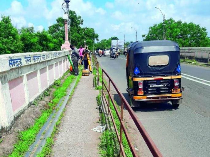 How many more days will you drive on the 135 year old British bridge? | १३५ वर्ष जुन्या ब्रिटीशकालीन पुलावर आणखी किती दिवस गाड्या चालविणार? How many more days will you drive on the 135 year old British bridge? | १३५ वर्ष जुन्या ब्रिटीशकालीन पुलावर आणखी किती दिवस गाड्या चालविणार?