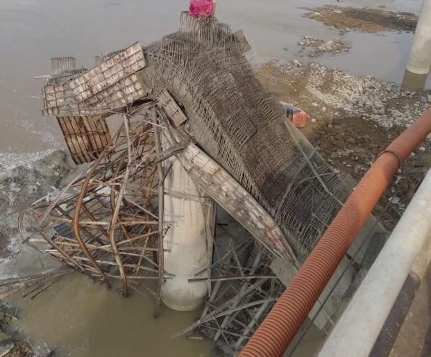 Pillar of a bridge under construction collapsed in Bhandara district; No casualties | भंडारा जिल्ह्यात निर्माणाधीन पुलाचा पिलर कोसळला; जिवीतहानी नाही Pillar of a bridge under construction collapsed in Bhandara district; No casualties | भंडारा जिल्ह्यात निर्माणाधीन पुलाचा पिलर कोसळला; जिवीतहानी नाही