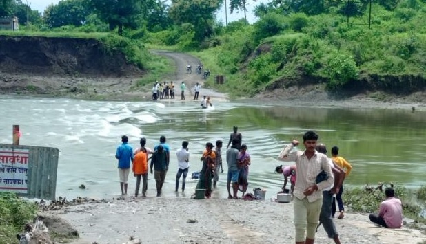 A bullock cart was swept away in the blink of an eye .. Flood in Yavatmal district | अन् डोळ्यादेखत बैलगाडी वाहून गेली.. यवतमाळ जिल्ह्यात पुराचा प्रकोप