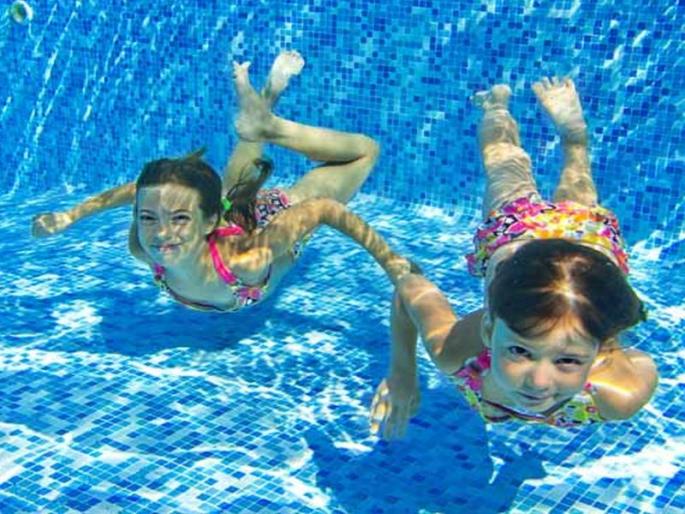 Swimming pool water can make you sick | स्विमिंग पूलच्या पाण्यातील मस्ती अशी पडू शकते महागात Swimming pool water can make you sick | स्विमिंग पूलच्या पाण्यातील मस्ती अशी पडू शकते महागात