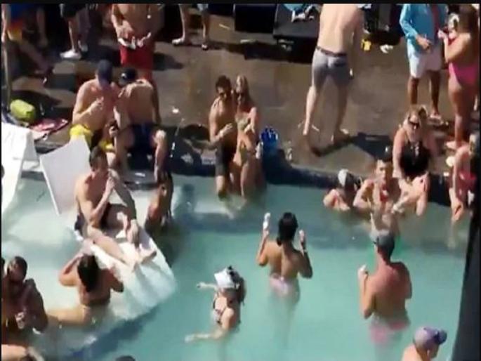 Covid-19 Missouri Pool Party At- lake Of The Ozarks Crowd ignore Social Distancing See Viral Video-SRJ | बोंबला, कोरोना संकटात तरुणांनी केली पार्टी, व्हिडीओ पाहून चिंता वाढली Covid-19 Missouri Pool Party At- lake Of The Ozarks Crowd ignore Social Distancing See Viral Video-SRJ | बोंबला, कोरोना संकटात तरुणांनी केली पार्टी, व्हिडीओ पाहून चिंता वाढली
